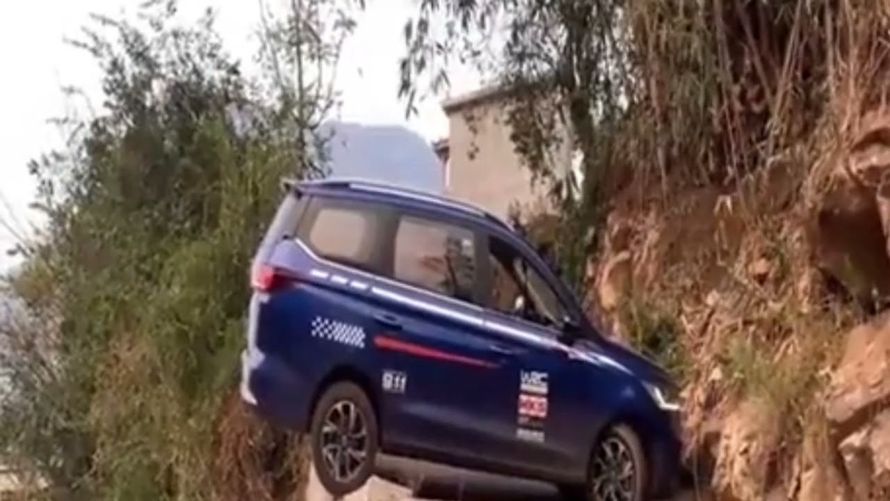 The driving expert demonstrates the very narrow road U-turn skills😳The perfect 80 point turn! OMG