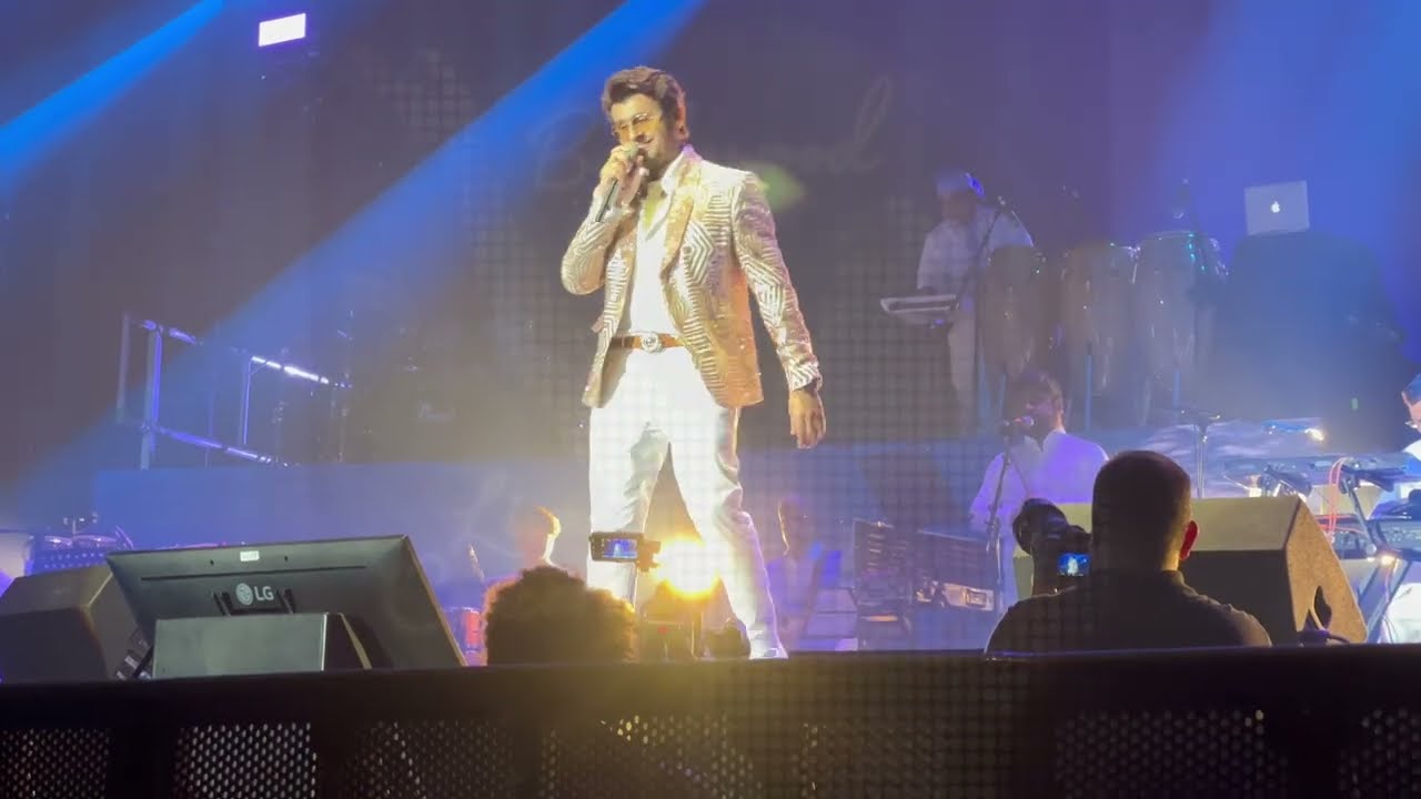 Mujhe Raat Din Mashup 4K | SONU NIGAM LIVE  - RAFI KISHORE AUR MAIN | Wembley LONDON @sonunigam