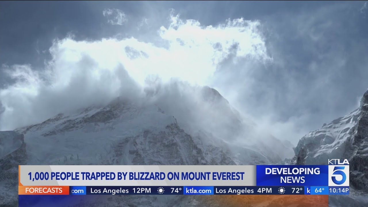 1,000 people trapped by blizzard in Mount Everest