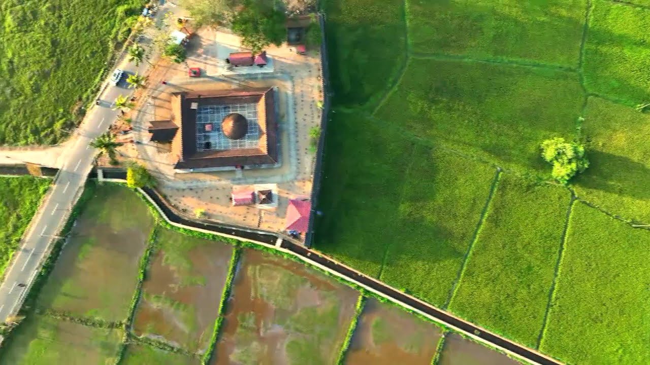 പച്ചവിരിച്ച പാടങ്ങൾക്ക് നടുവിലൊരു അമ്പലം, ഒരിക്കലെങ്കിലും കണ്ടിരിക്കേണ്ട അപൂർവ ഭംഗികളിലൊന്ന്...