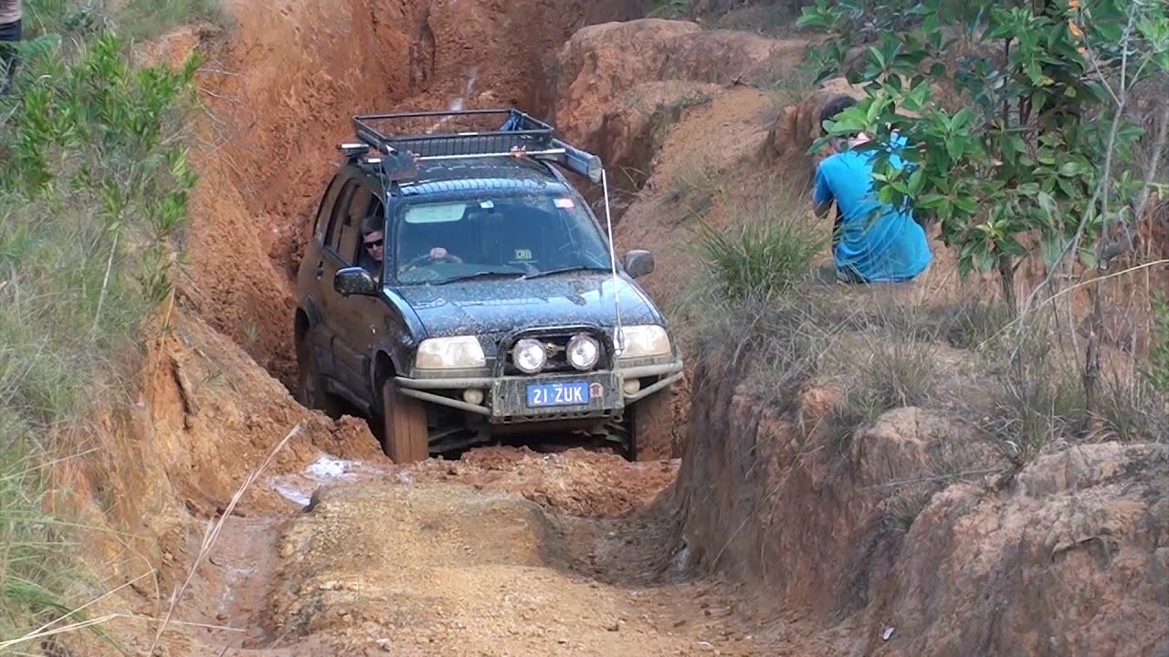 Modified Suzuki Grand Vitara 4x4 offroad tough tracks @ Glasshouse Mountains