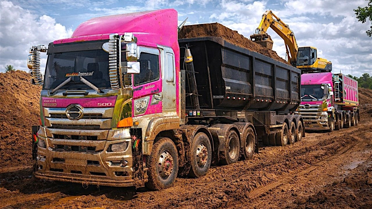 Грузовой автомобиль Hino Victor, груженный землей, выгружается на дорогу, ведущую к FARMING SIMUL...