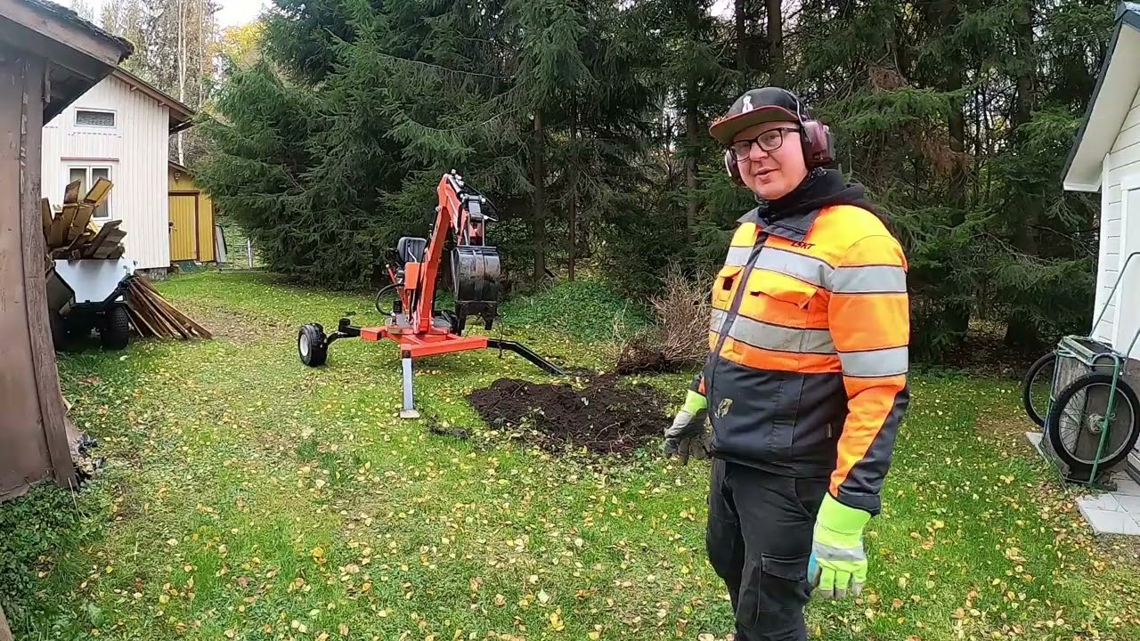 Pienkaivuri pihahommissa