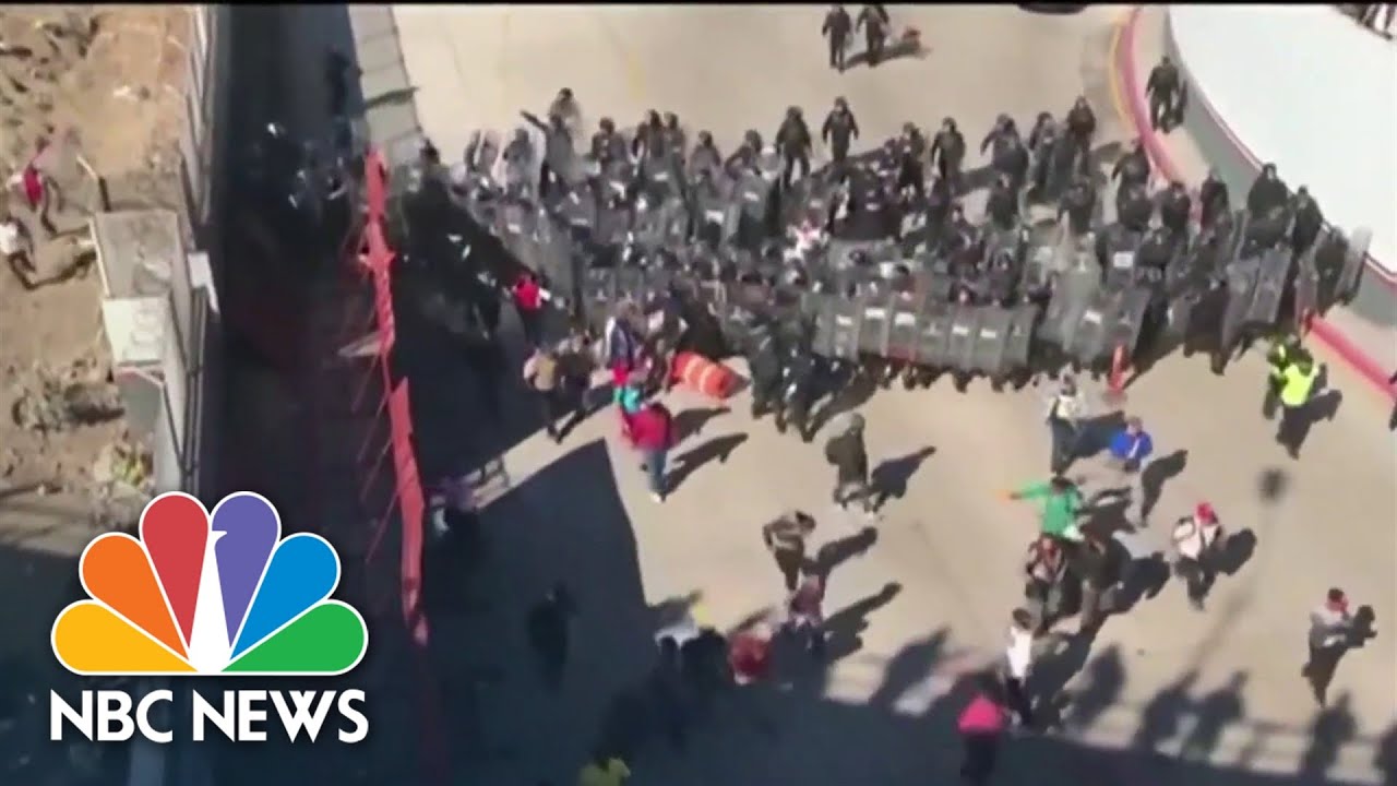 Surge of migrants attempt forced entry at Texas border