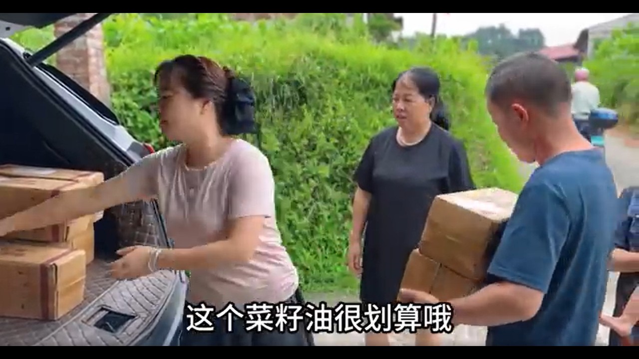 叔叔想给妈妈炒一道菜，不料差点翻车，最后还得妈妈上场