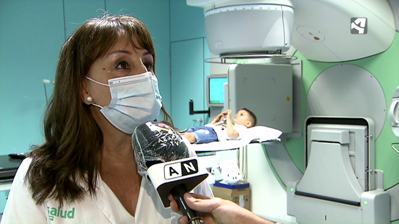 Sesiones de radioterapia bajo una pantalla de televisión