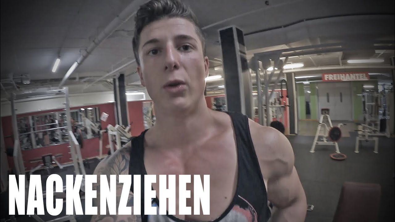 Sitzendes Nackenziehen mit der SZ-Stange