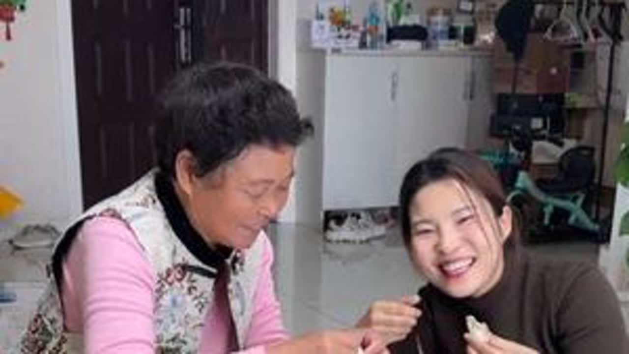 今天冬至啦，和婆婆一起包的饺子，大朋友，小朋友大家记得吃饺子哦#婆媳 #好婆婆 #记录生活 #冬至 #饺子
