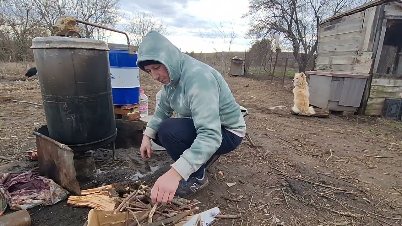 Варене на домашна ракия на село.