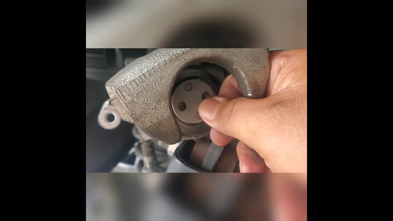 mitsubishi outlander SE 2018-2021 rear brake pads & rotor replacing
