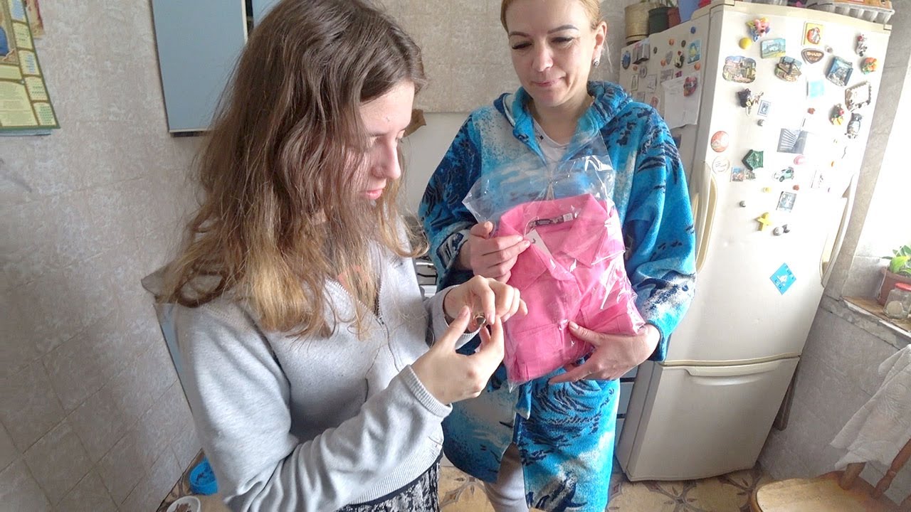День рождение Лизы ❤️ Получает подарок от мамы)) Ждем застолье вечером
