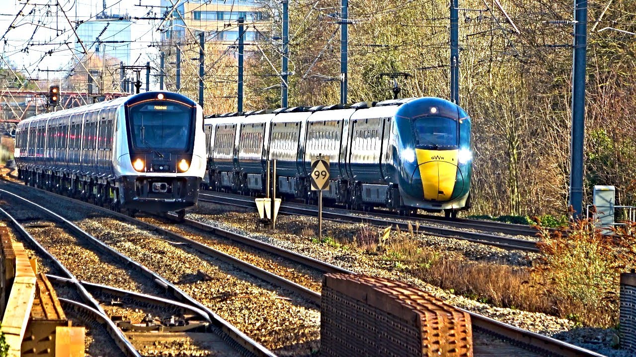 Trains at Hanwell Station, GWML - 15/01/23