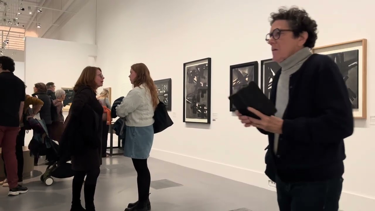 How people act at exhibitions 