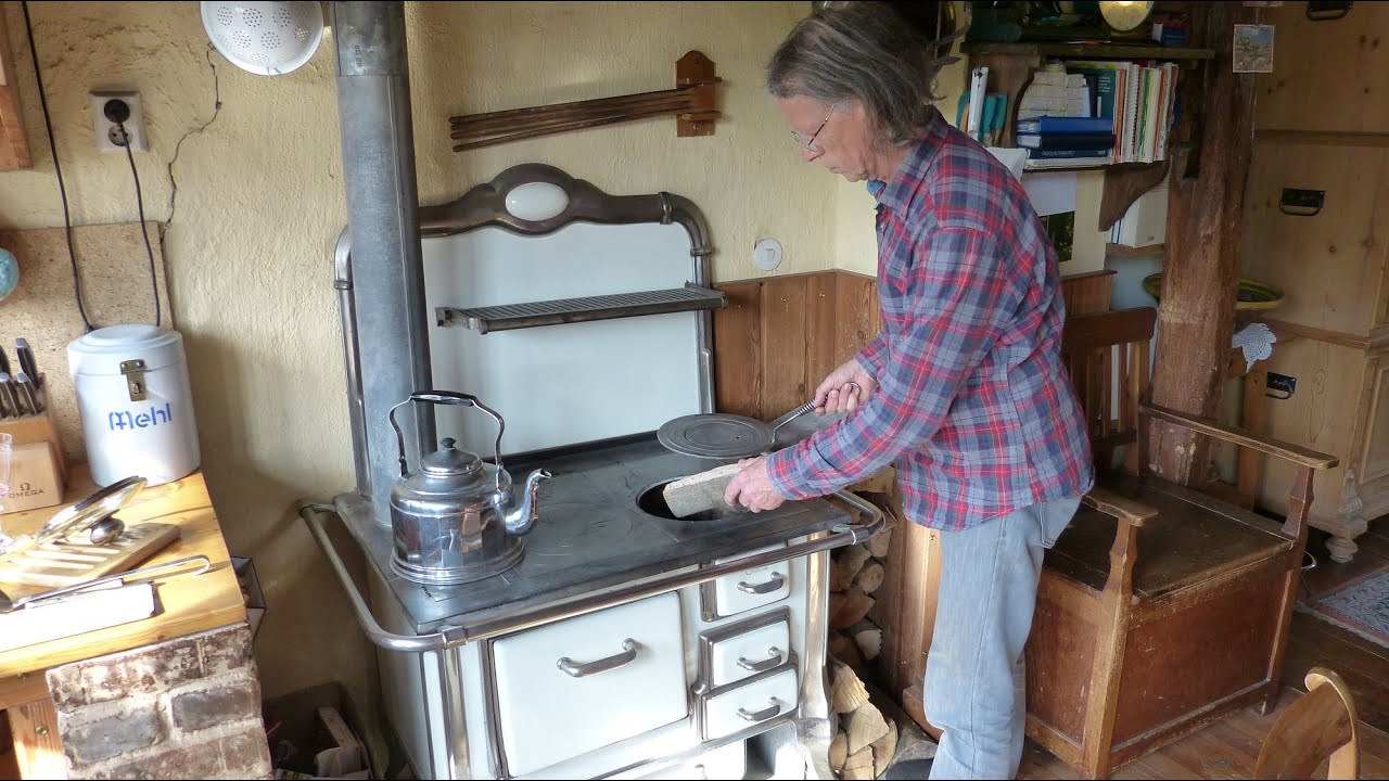 Primitives Heizen im Altbau mit Holz und Einzelöfen, Küchenherd, Küchenhexe, Stangenofen
