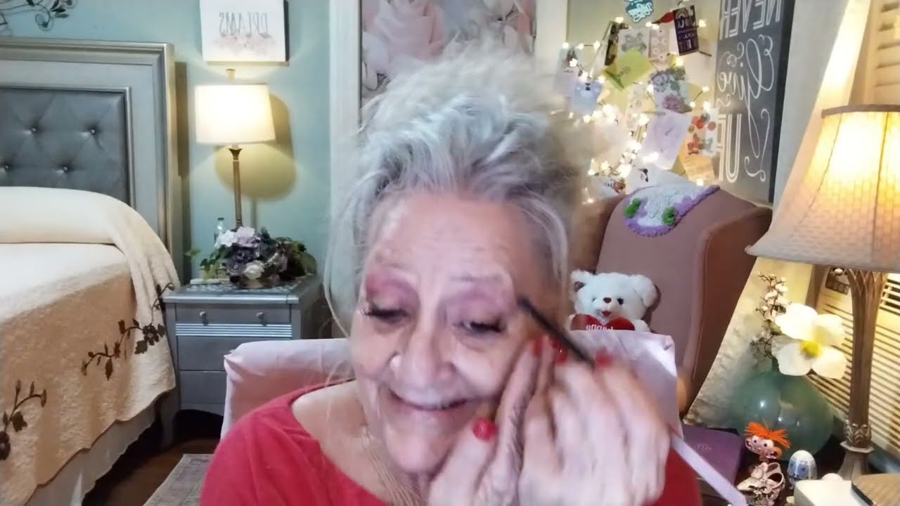 Тени для век аметистового цвета. Мой лак для ногтей и верхнее покрытие.