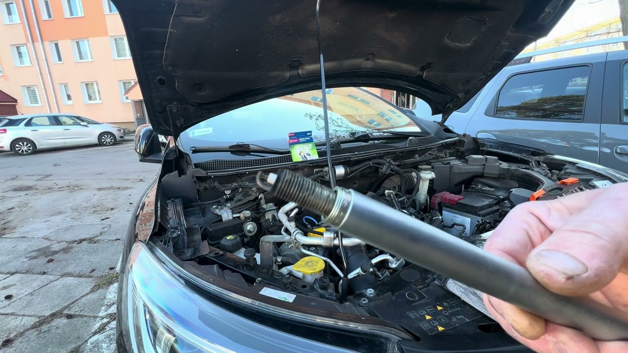Wymiana świec zapłonowych Renault Kadjar po 215.000 km, sprawdzenie kamerą komór spalania.