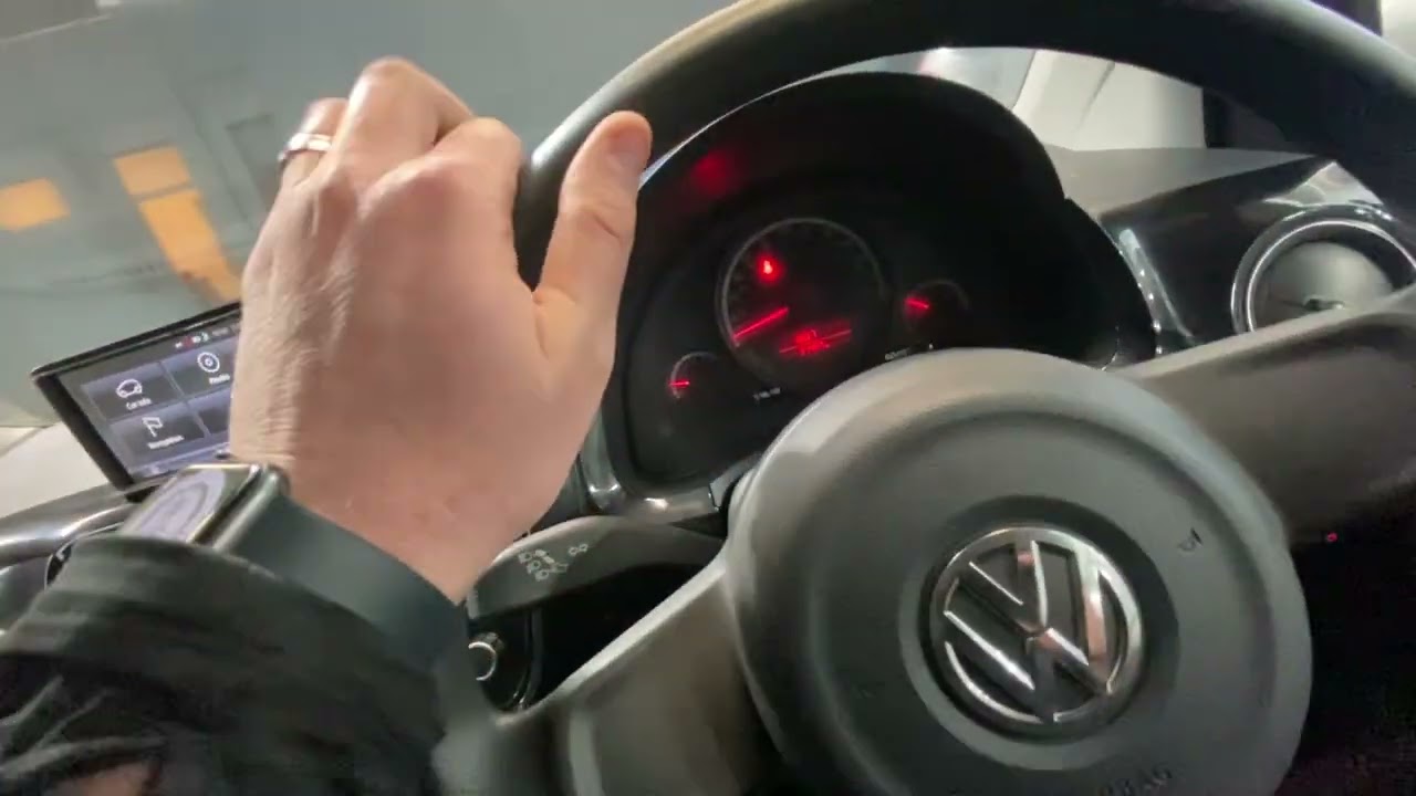 Давайте взглянем на этот симпатичный VW Up с небольшим пробегом 🚗, поехали прокатимся 🚗