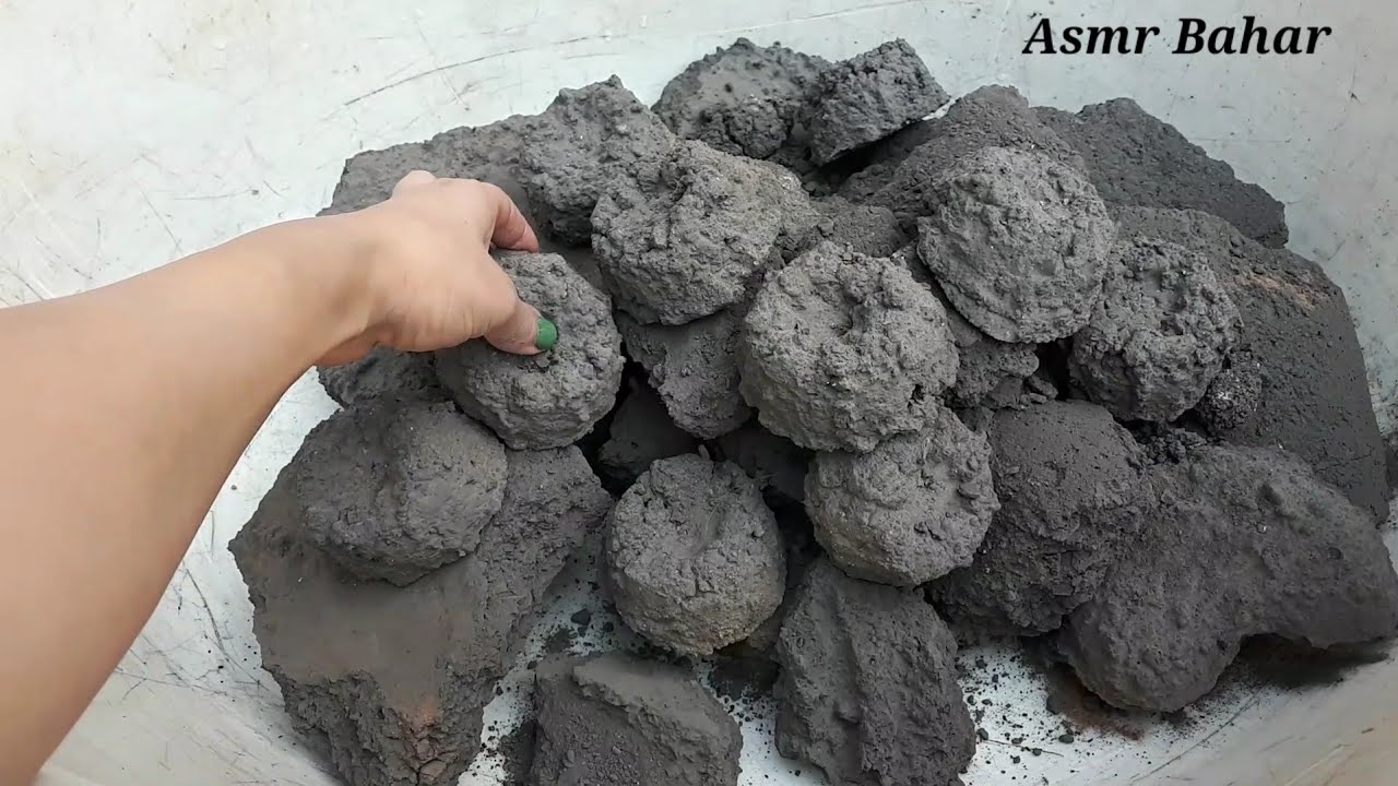 ASMR:Gritty pure charcoal crumbling in bucket & big tub/dust play/ satisfying video,sleepaid😴