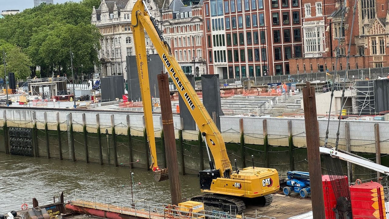 Cat 395 long reach excavator assembly
