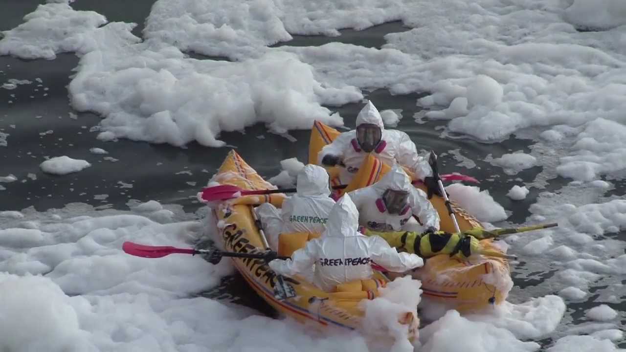 Greenpeace navega entre espuma del Río Santiago