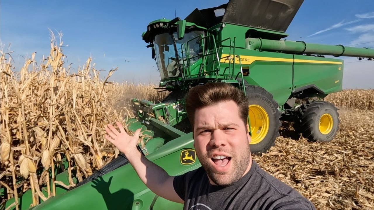 The JOHN DEERE S7 900 Harvesting Corn in Illinois!