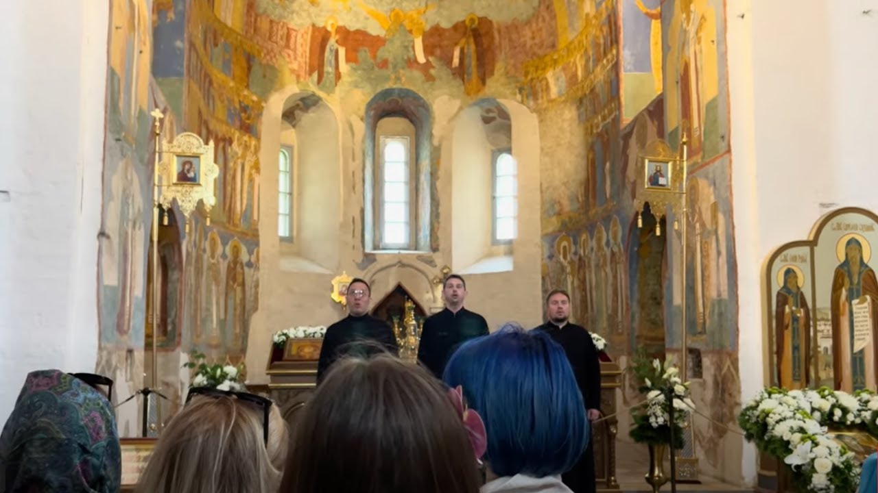 214. Спасо-Евфимиев монастырь в Суздале, монахи поют.