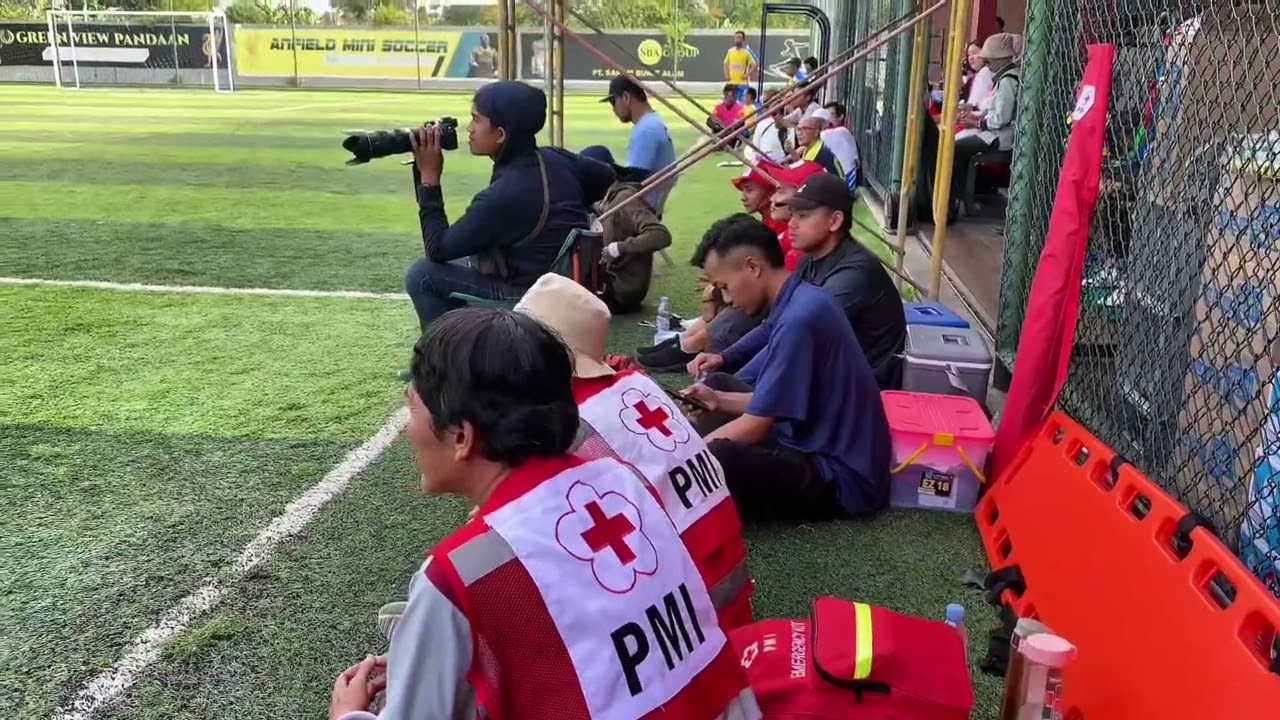 Layanan Pertolongan Pertama PMI dalam Fun Football di Lapangan Anfield Football Pandaan
