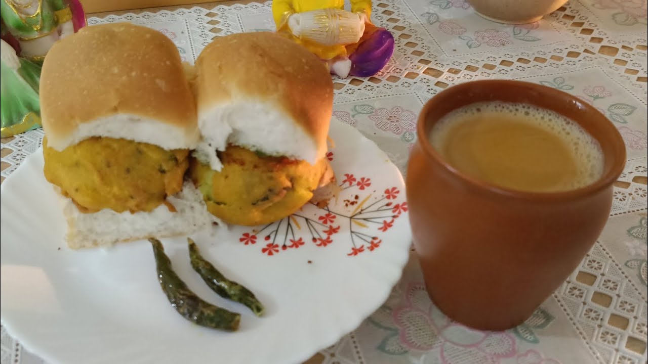 मुंबई च तिखट वड़ा पाव #cooking #food #enjoy 