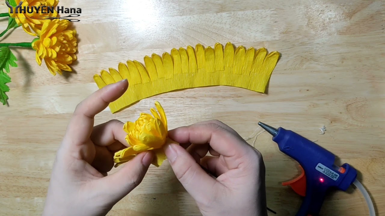 cách làm hoa cúc đại đóa bằng giấy nhún cực kì dễ làm / how to make daisies