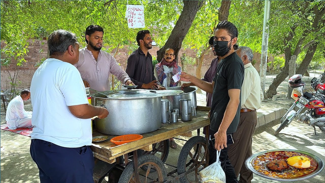 ONLY RS 100/- 🤫 DESI GREEN VIBES WITH DESI BREAKFAST ANDA CHANAY | FAMOUS ASIAN STREET FOOD PAKISTAN