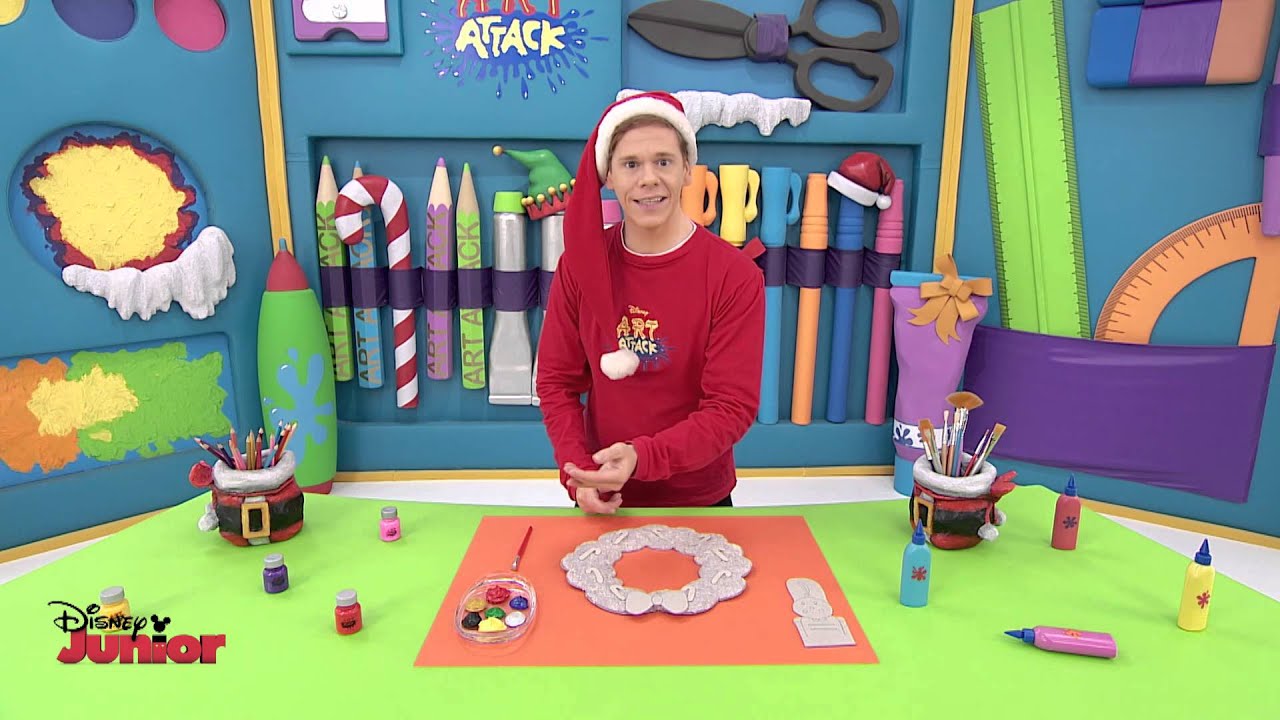 Art Attack | Christmas Wreath | @disneykids