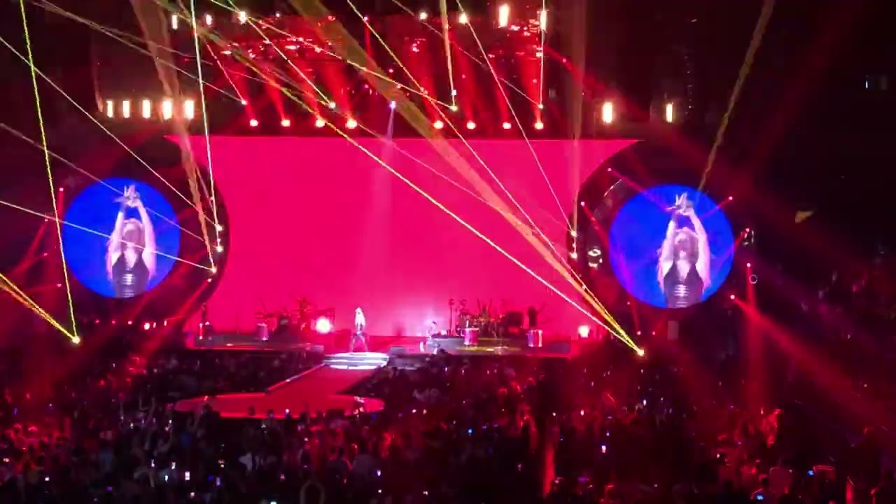 Shakira @ NYC Madison Square Garden 2018 - La La La, Waka Waka