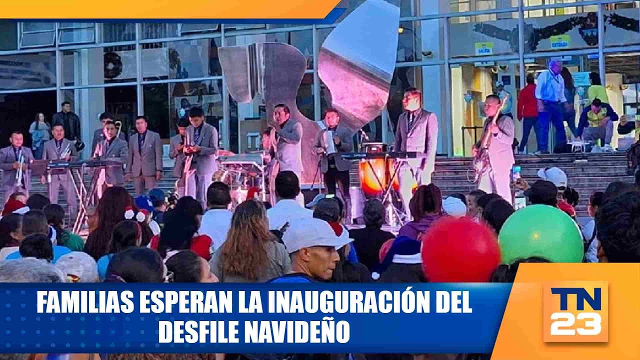 Familias esperan la inauguración del Desfile Navideño