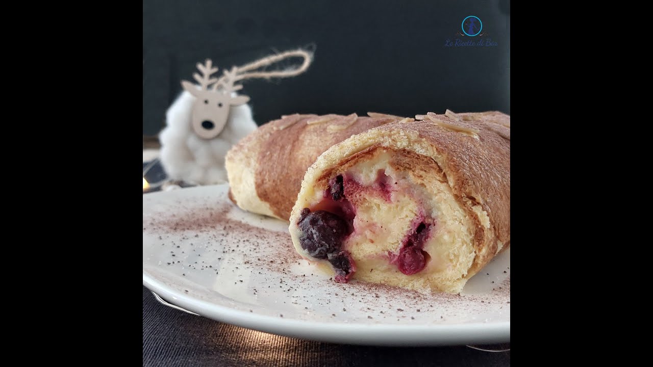Tronchetto di Pandoro con crema pasticcera e frutti di bosco