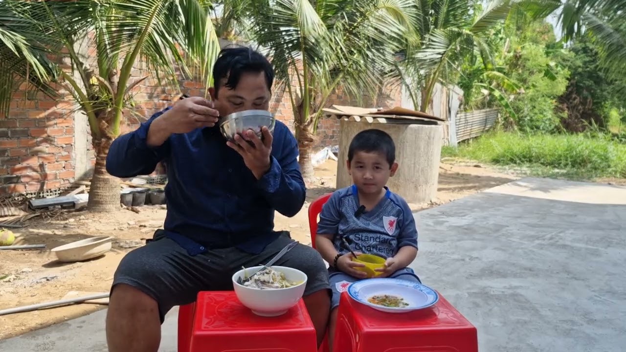 Bữa cơm đơn giản canh chua cá phi của hai cha con. 