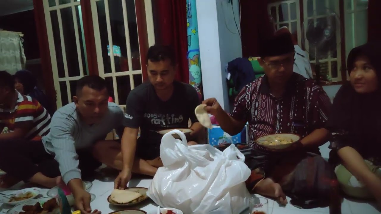 Makan Bakso Bersama Keluarga Sampang Madura