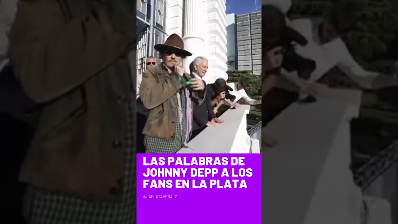 #JohnnyDepp salió al balcón de la Municipalidad de #LaPlata para saludar a sus fans.
