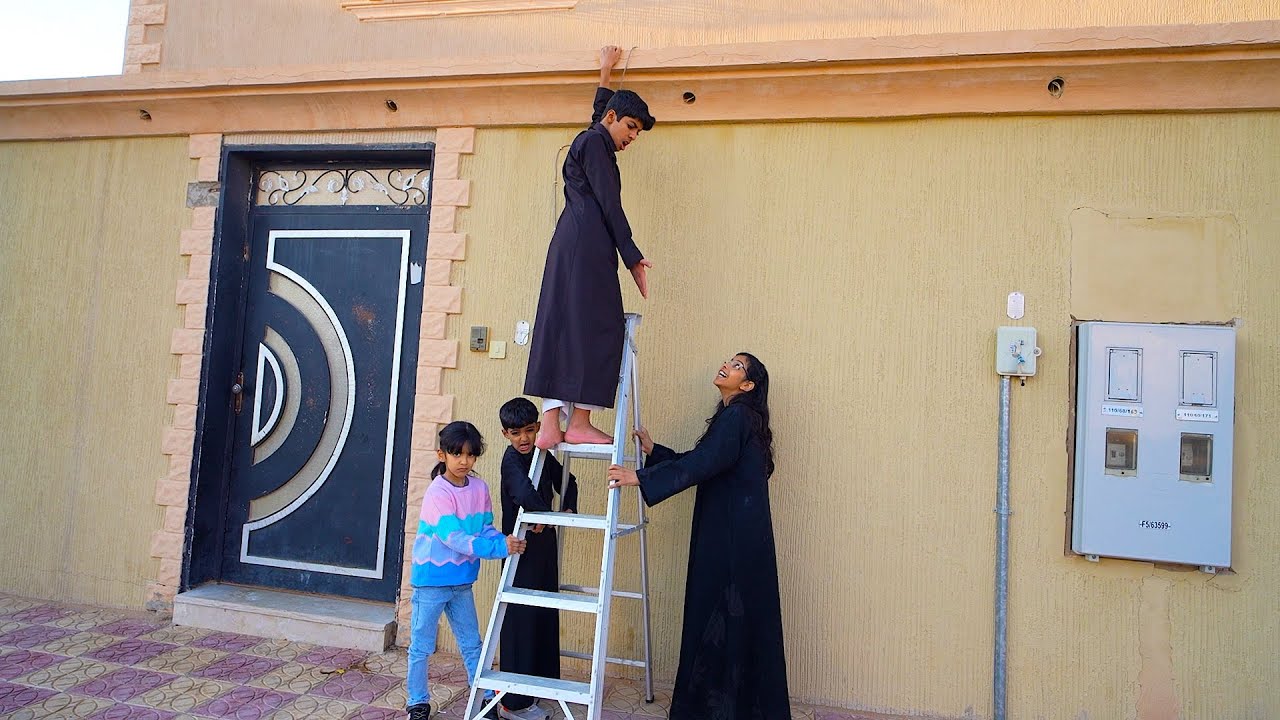 سارة وجوجو يطيحون نواف من السلم !!