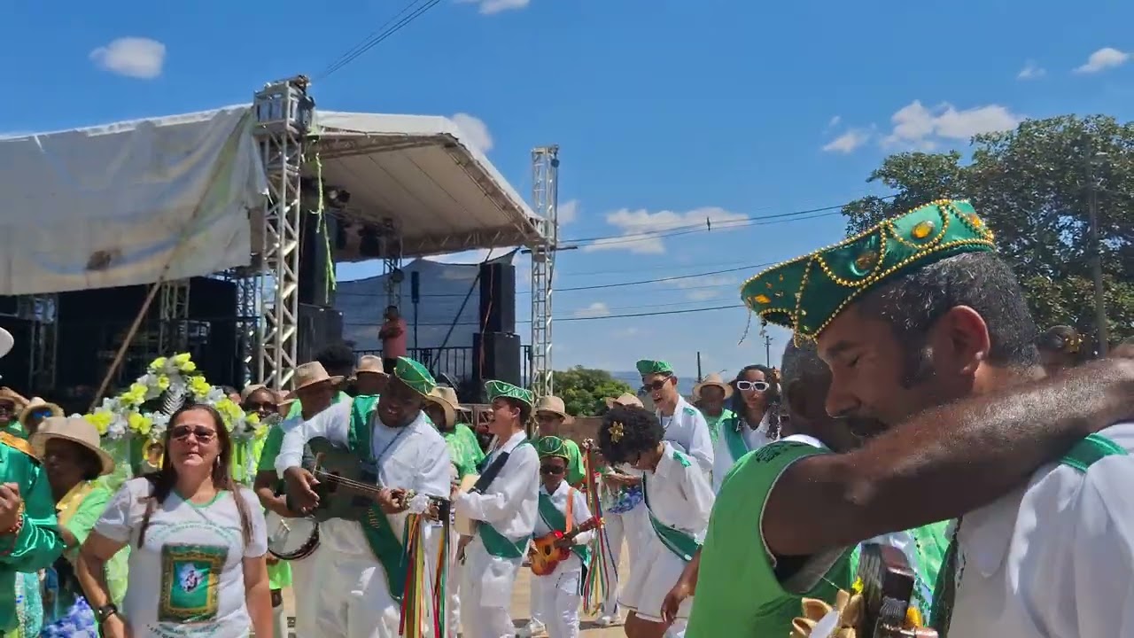     Entrega de Nossa Senhora do Rosário no terreiro dos gatos em Cambuquira MG.
