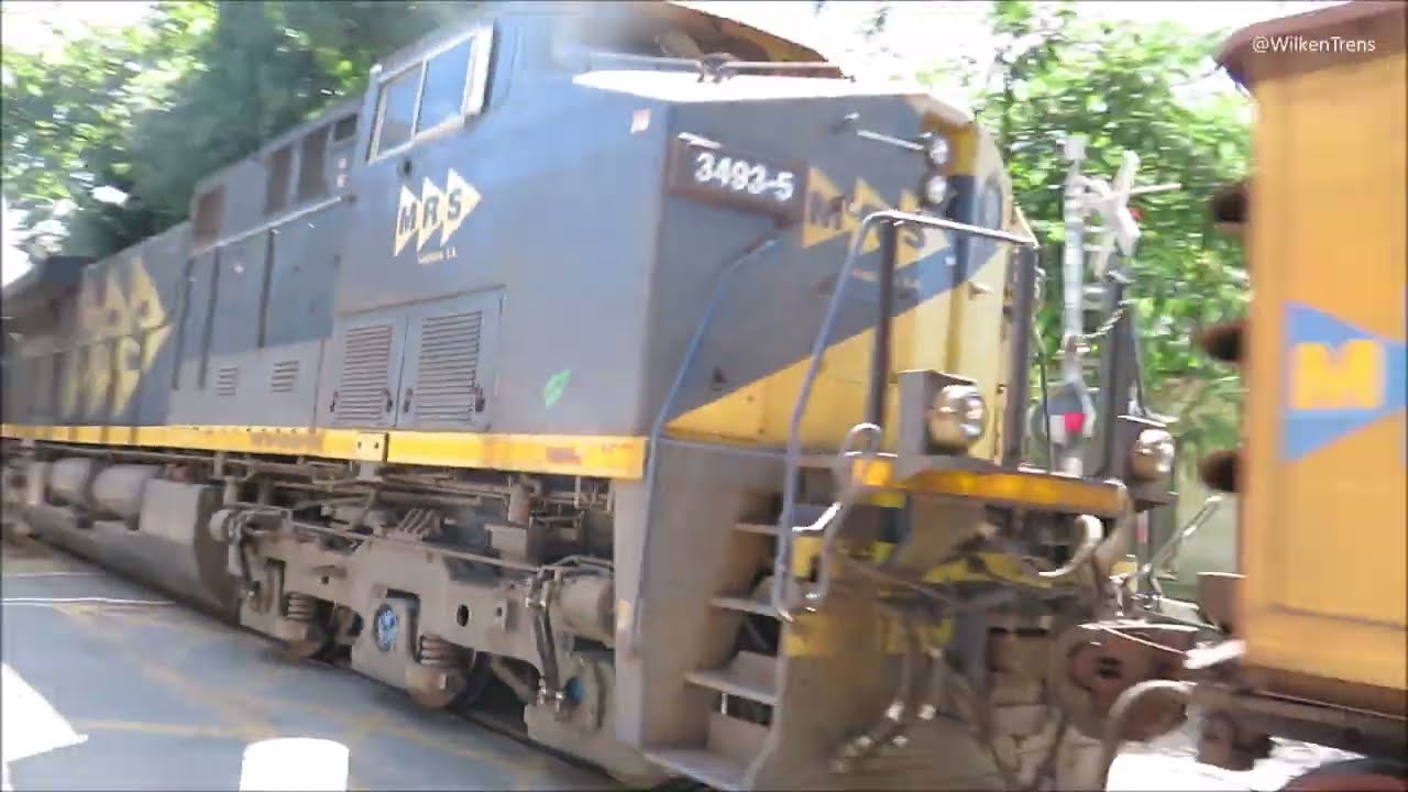 Composição de minério vazio com 136 vagões modelo GDT.