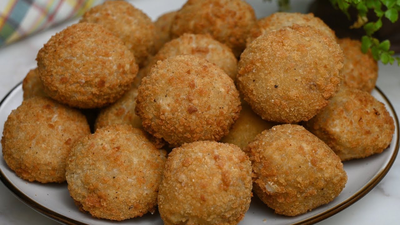 وصفة سهلة لا تقاوم لكرات البطاطس المقرمشة المحشوة بالجبن! Easy and delicious crispy potato balls