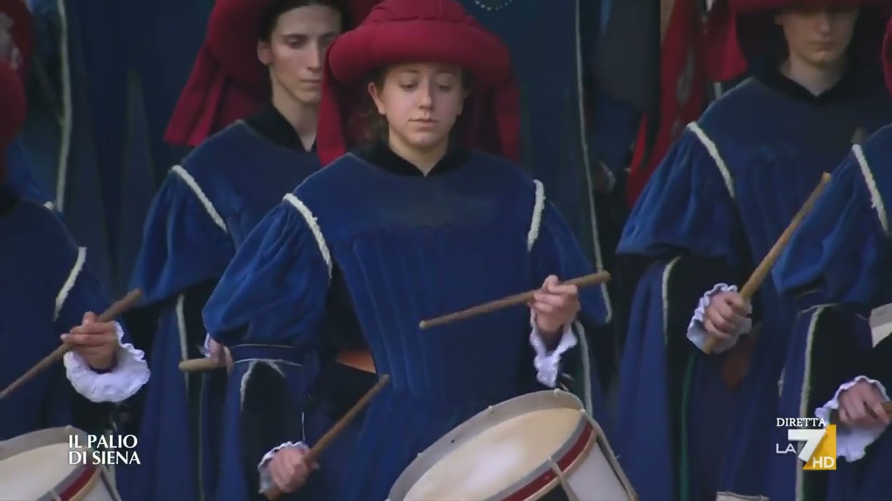 Lo scoppio del mortaretto per l'ingresso del corteo storico