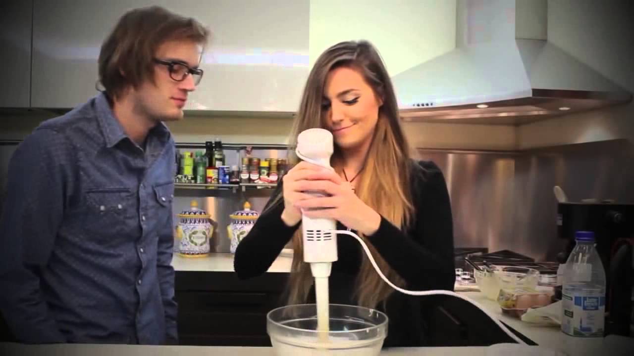 Marzia & Pewdiepie - 我們的情人節 - 杯子蛋糕挑戰！｜Our Valentine's Day- Cupcake Challenge! (中文字幕)