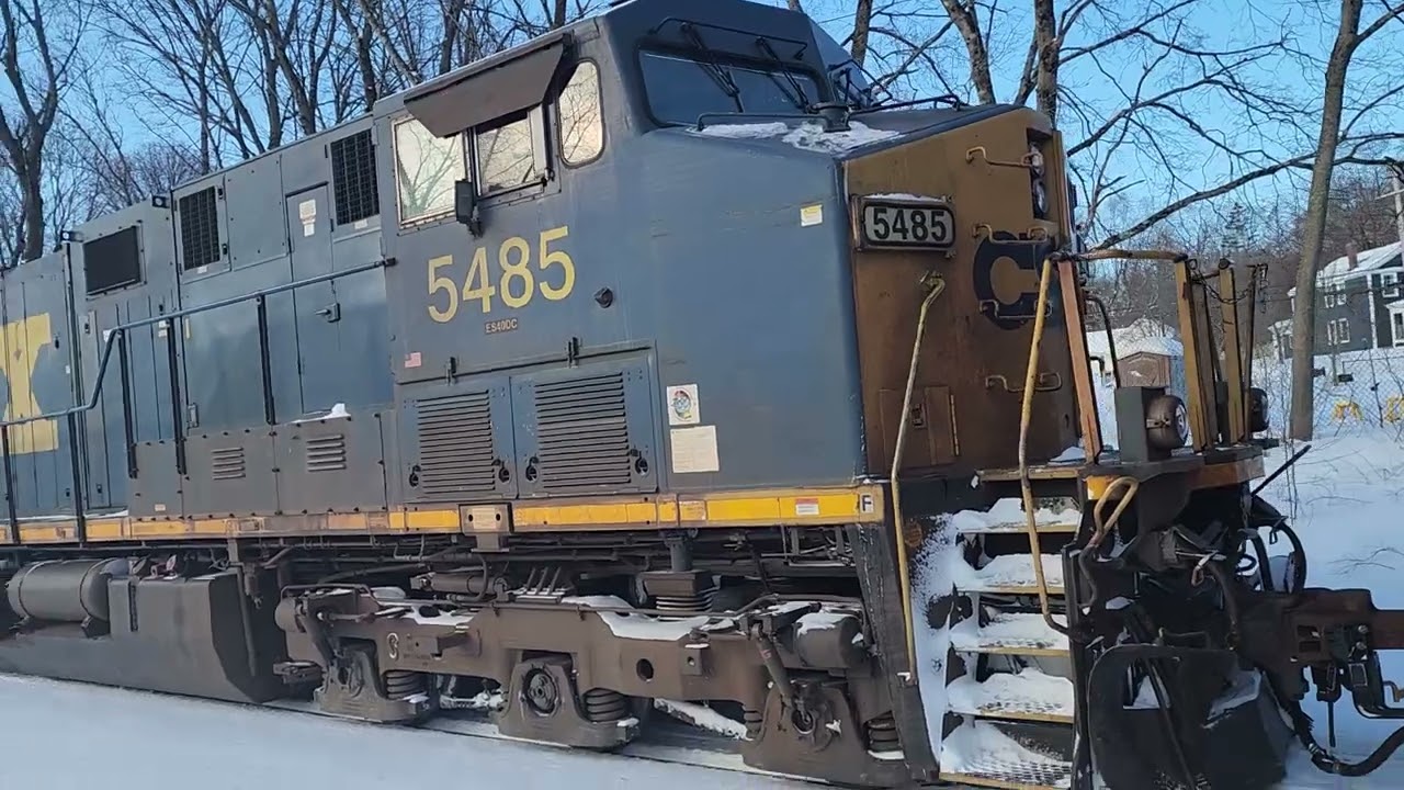 CSX M427 Engines 475 147 and 5485 broken down in Balardvale MA 