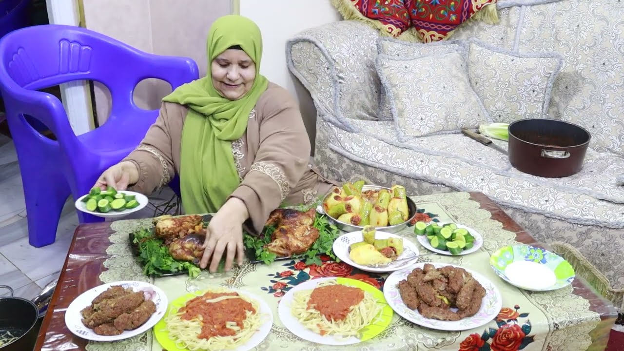 فطار 17 رمضان فراخ مشوية و كفتة مشوية و احلا محشي كوسة وبطاطس باللحمة المفرومة
