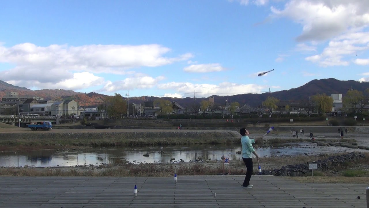 水流のロック (club juggling routine)