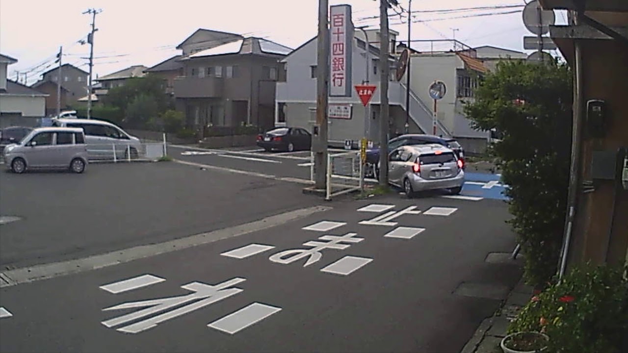 交差点一時停止なし 事故 14件 10件後２年半