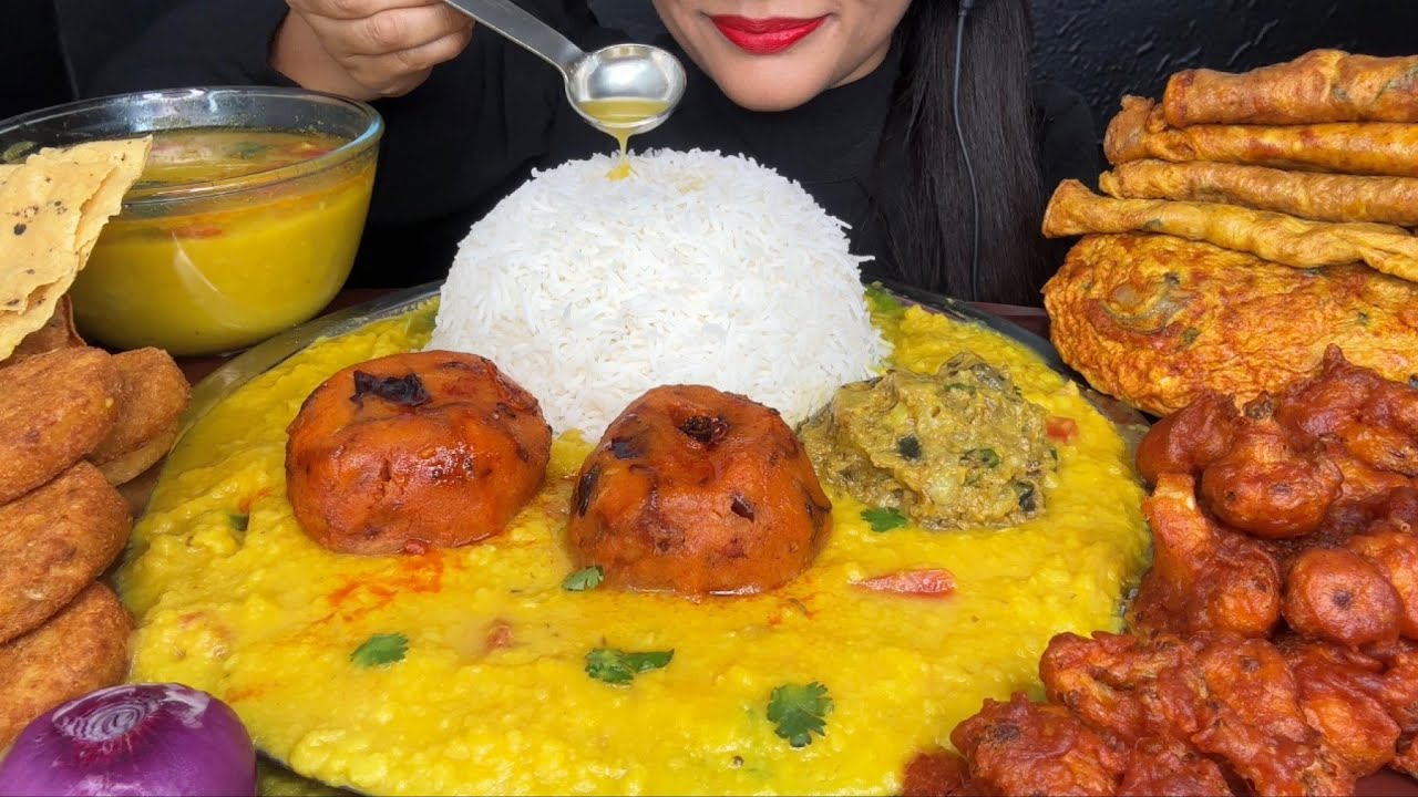 ASMR EATING DAAL,SPICY OMLETTE,GOBI PAKODA,ALOO BHARTA,PAAPAD,ALOO TIKKI