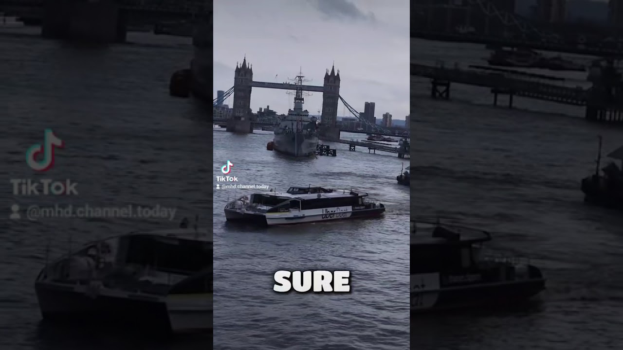 Tourist Walk at London Bridge
