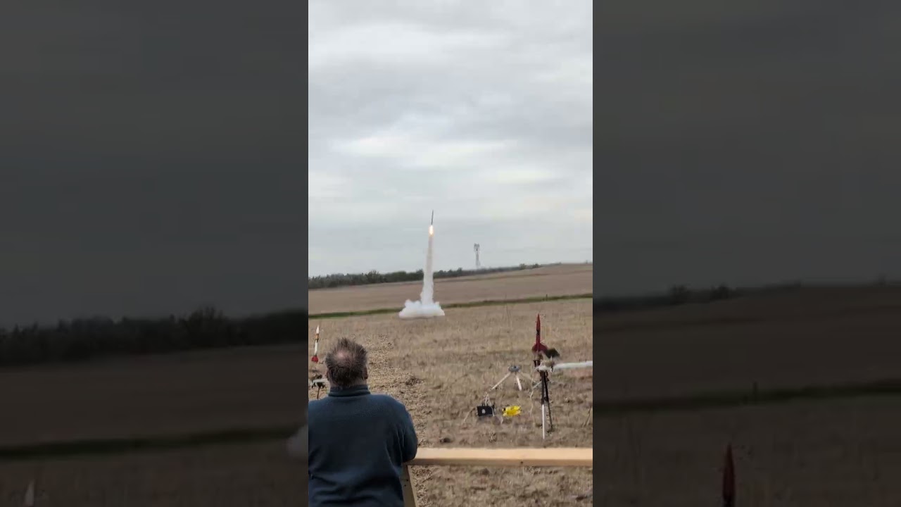 High powered rocket on a Aerotech I211, what  a cool motor! 